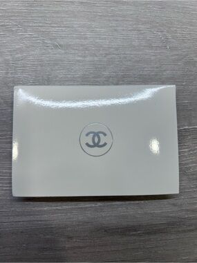Chanel bright compact foundation sample B10